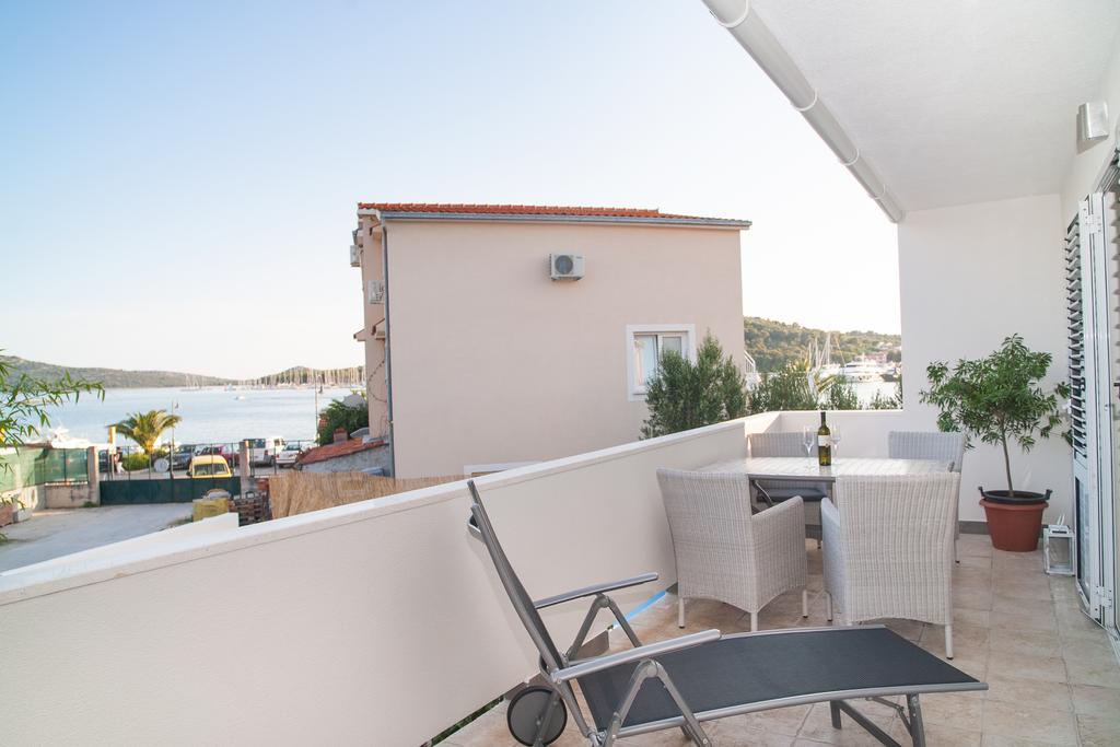 Apartment Ema Рогозница Екстериор снимка